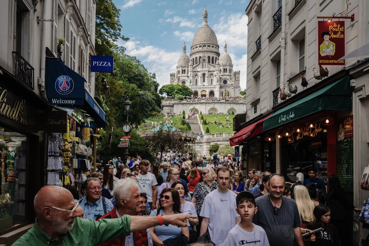 «Paris est devenue la ville des touristes, plus des Parisiens» : le fléau du surtourisme menace la capitale française.